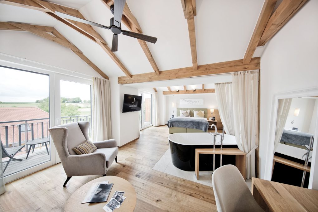 Jordan's Untermühle Hotel Suite Spa Wolke 7 mit Bett, freistehender Badewanne, Balkon und Schrebtisch